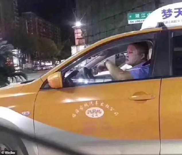 The image-cautious man, later identified as 25-year-old Chen Yiqun, was spotted applying a sheet mask behind the wheel last Friday in Taizhou, Zhejiang province